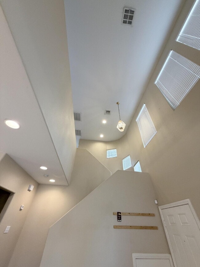 Building Photo - 3 bd 2.5 bath with LOFT