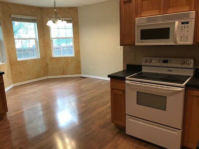 Building Photo - Beautiful 3 Bedroom 2 Bathroom House  **2 Weeks Free Rent**