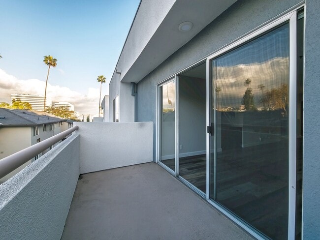 Building Photo - Stylish Condo in the Heart of Downtown Pasadena