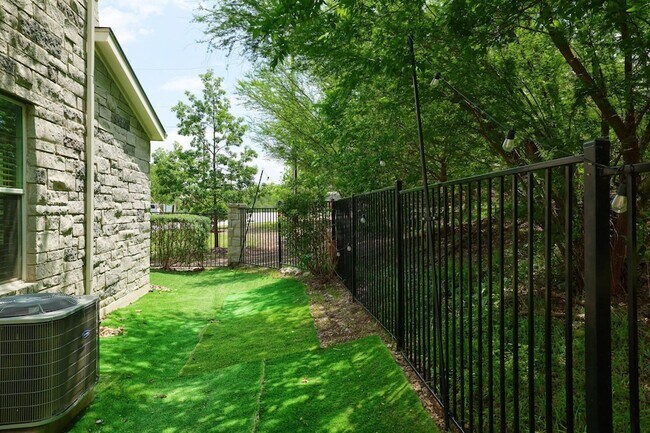 Building Photo - 2624 Metcalfe Rd