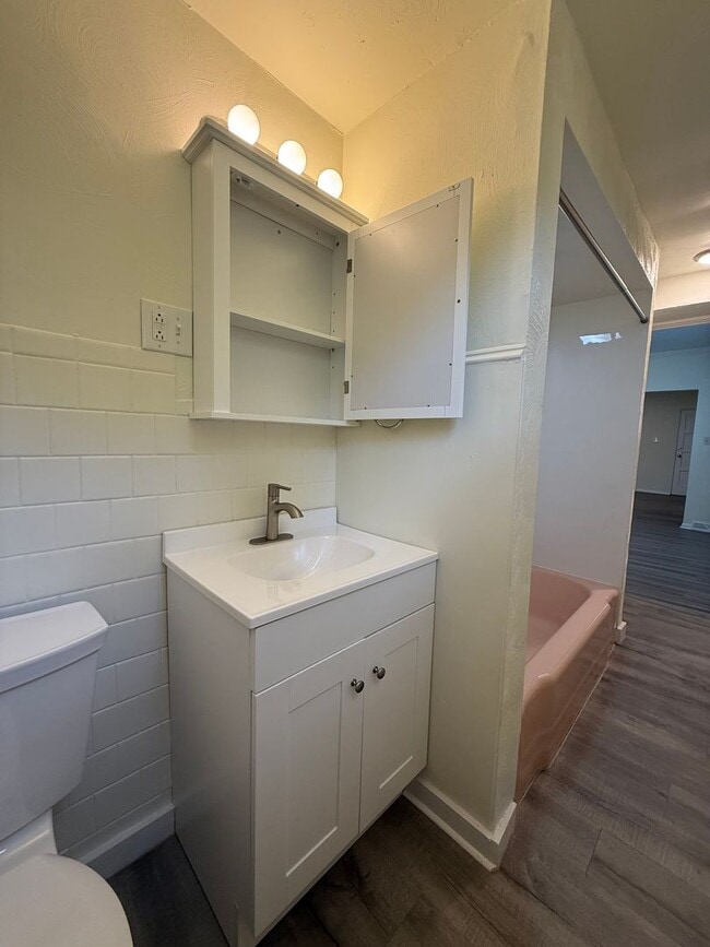Building Photo - Newly updated 2BR house with yard, off str...