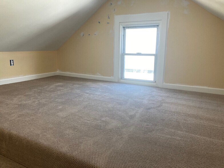 Building Photo - 64 Gray St