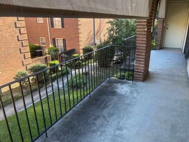 Building Photo - 5516 Lakeshore Dr