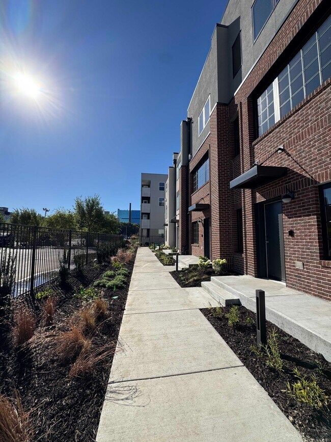 Building Photo - 537 E 19th St