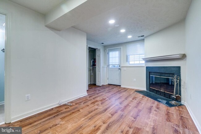 Building Photo - 1589 Woodcrest Dr