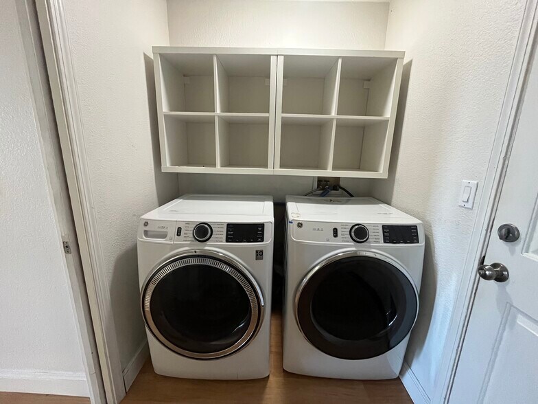 Building Photo - 705 Summer Cir