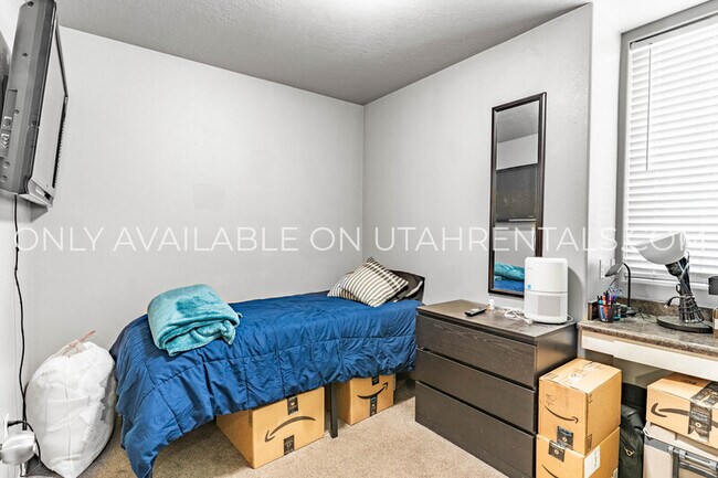 Building Photo - 892 E 700 N