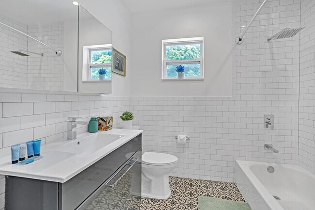 Building Photo - 571 Lee Dr