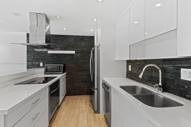 Building Photo - 181 Crandon Blvd