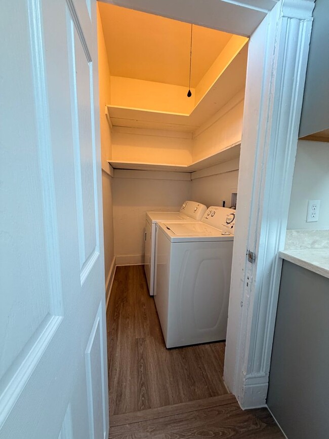 Building Photo - COMPLETELY UPDATED!! 2 bed/1 bath Close to Wexner Medical Center!