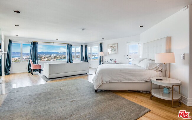 Building Photo - 227 Fowling St