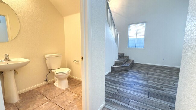 Building Photo - 10631 Streamside Ave