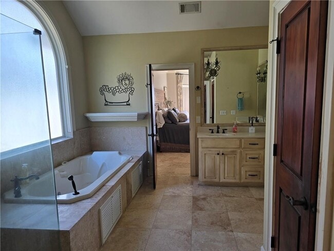 Building Photo - 205 Sutherland Dr