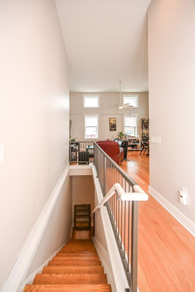 Building Photo - 433 E 13th St