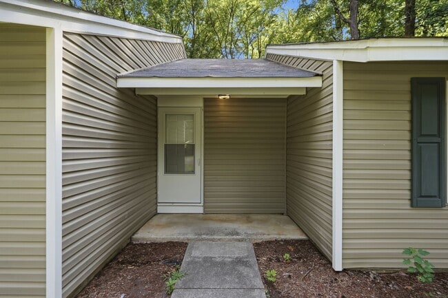 Building Photo - Renovated Ranch on a Quiet Cul-de-Sac with Vaulted Ceilings & Private Backyard