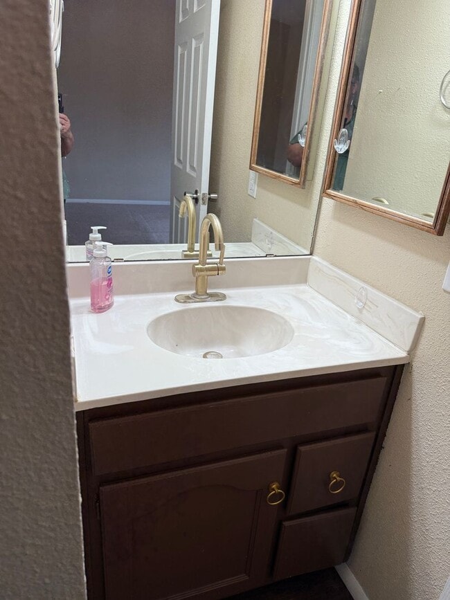Building Photo - Centrally located home