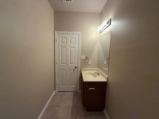 Building Photo - 704 E College St