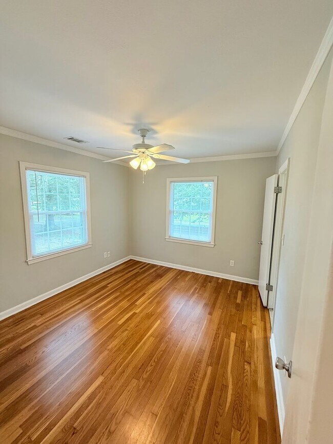 Building Photo - Quaint Upstairs 2 Bedroom
