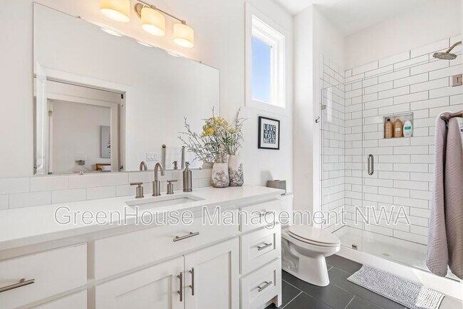 Building Photo - 636 SW B St