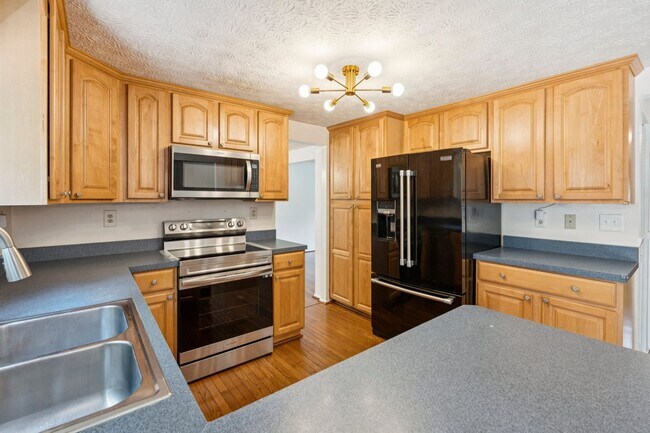 Building Photo - Home in Highly Desirable Forest Ridge!