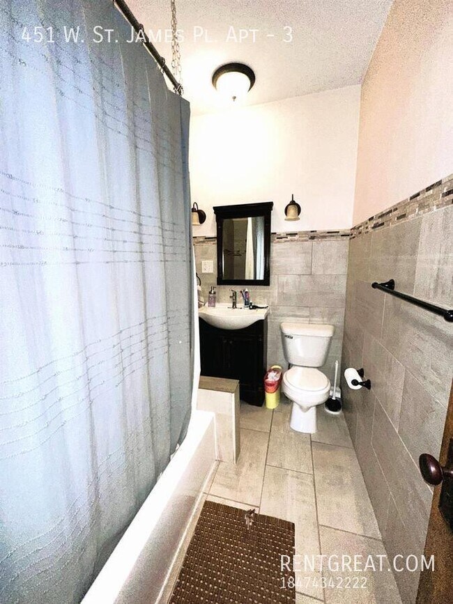 Building Photo - 451 W St James Pl