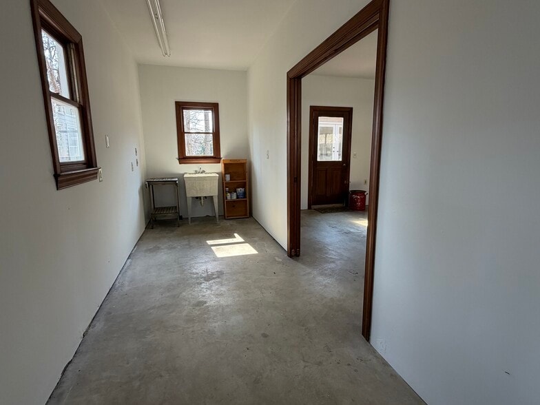 Building Photo - 3901 Buncombe Dr