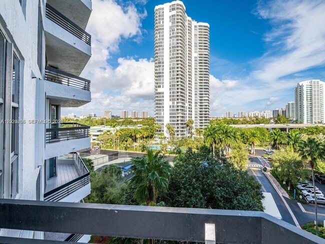 Building Photo - 3600 Mystic Pointe Dr