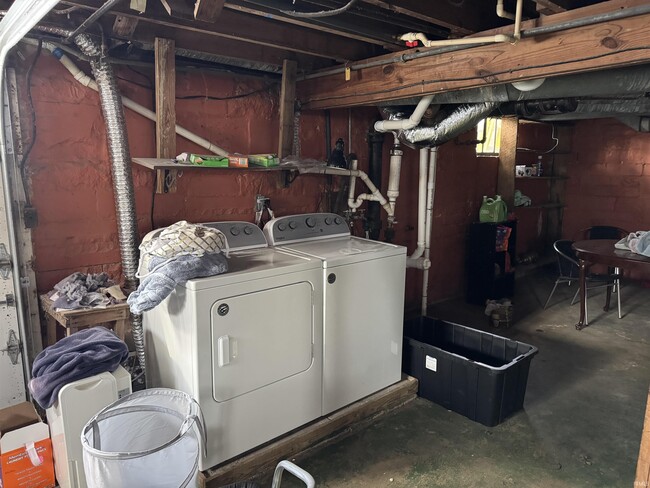 Building Photo - 526 S Mitchell St