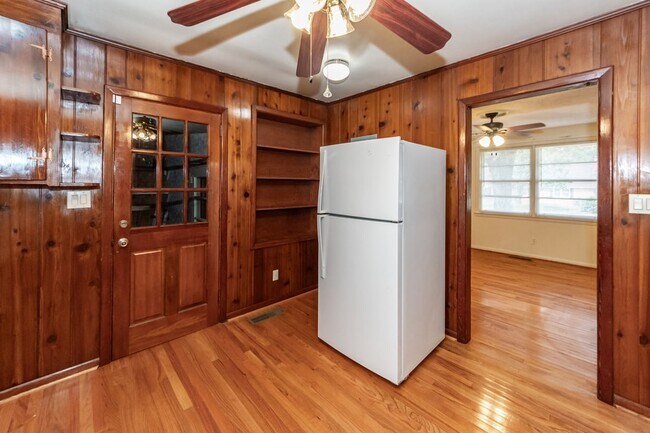 Building Photo - 453 Wade Hampton Dr
