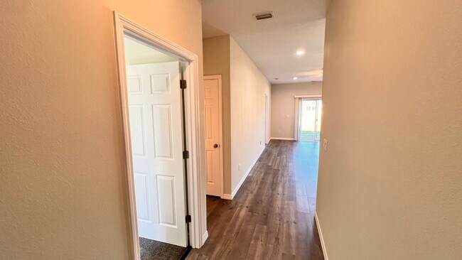 Building Photo - DISCOVER THE BEAUTIFUL 2 Bd/2Ba Duplex in Sebring!!