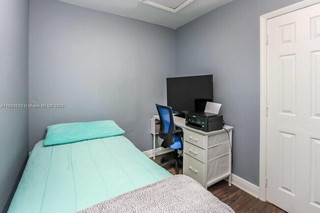 Building Photo - 1021 SW 104th Ct