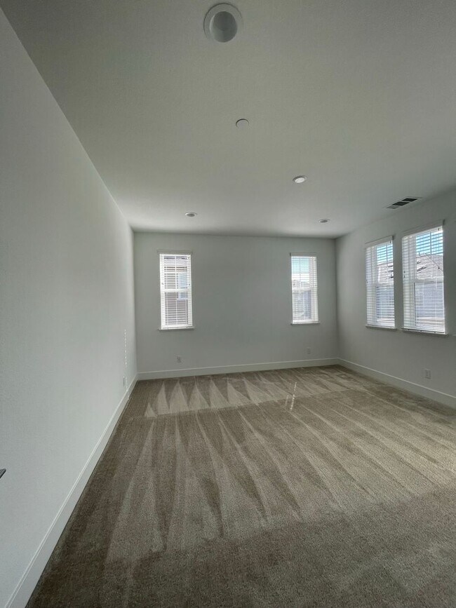 Building Photo - Newer home in Dunes Community