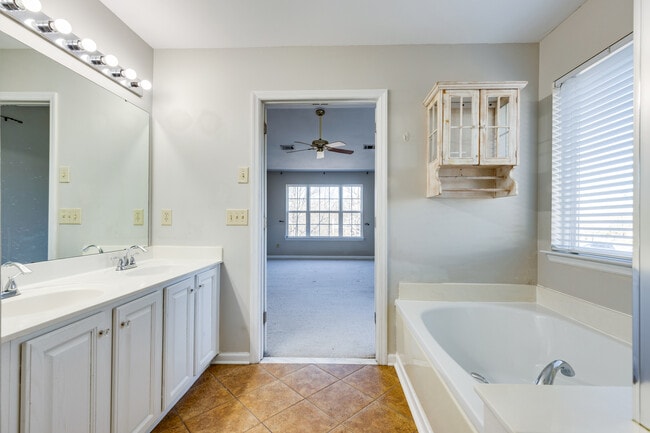 Building Photo - 605 Founders Pointe Blvd