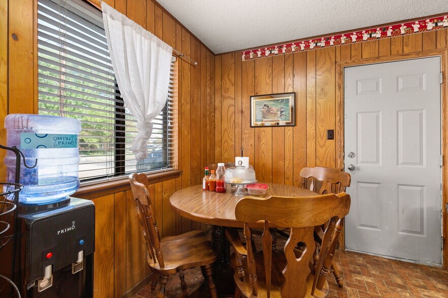 Building Photo - 215 Redbud Ln