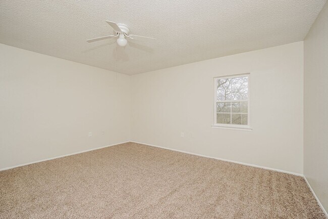 Building Photo - Recently updated-4 Bedroom house located about 11  miles from Randolph Air Force Base