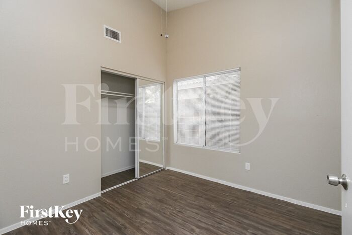 Building Photo - 842 E Glenmere Dr