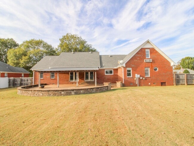 Building Photo - Spacious home!