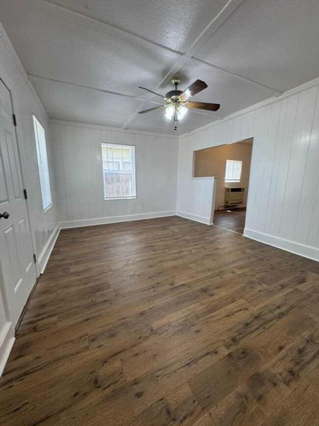 Building Photo - House Available!