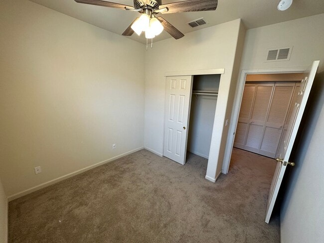 Building Photo - Beautiful 3 Bedroom Lincoln Condo!