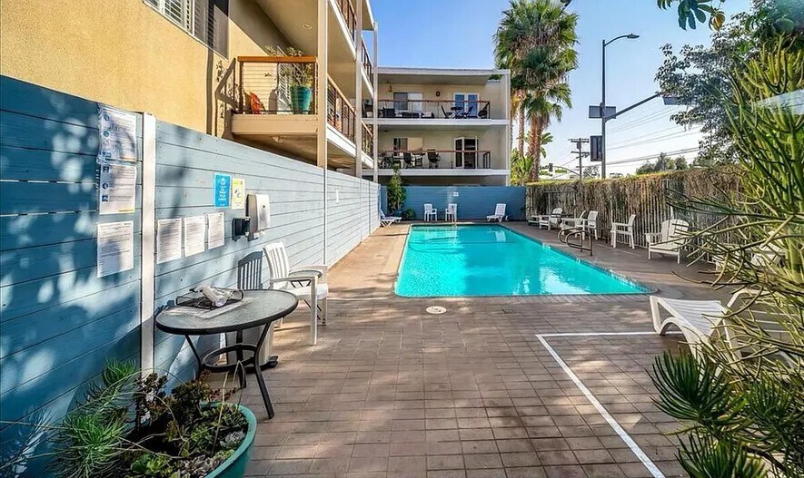 Building Photo - 330 S Barrington Ave