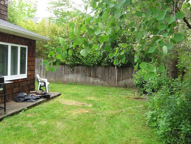 Building Photo - Large 6 Bedroom Close to UofO Campus