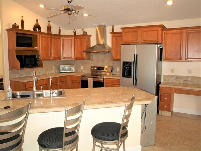 Building Photo - 4566 Serna Ave