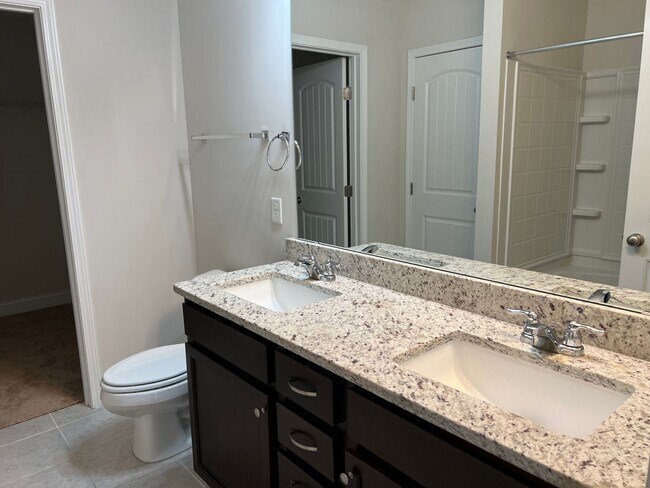 Building Photo - 3 Bedroom Townhome
