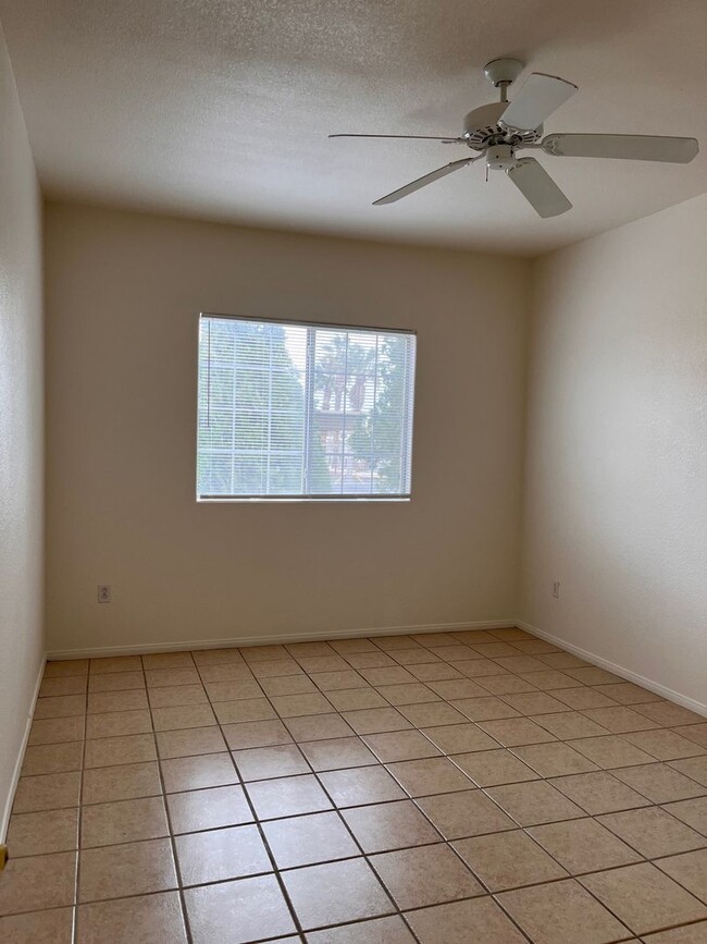 Building Photo - Mannetta Lane Condo / 2 BR - 1st Floor