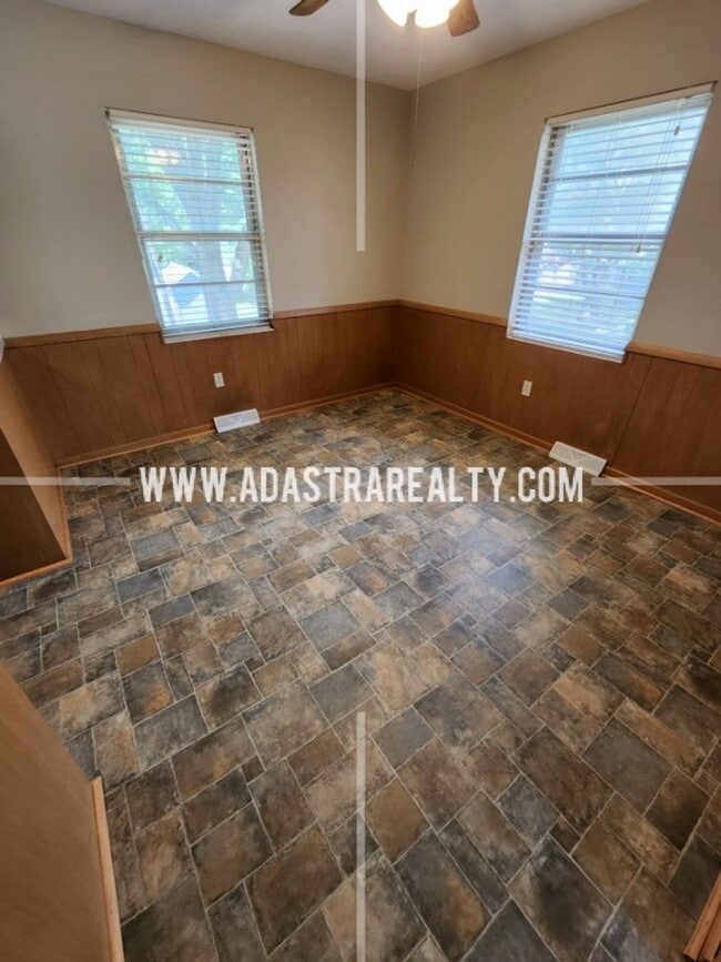 Building Photo - 212 Brookside Dr