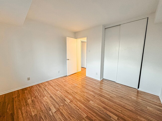 Building Photo - Newly Renovated 3 Bed 2.5 Bath Condo With ...