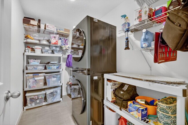 Building Photo - 644 SW Hoffenberg Ave