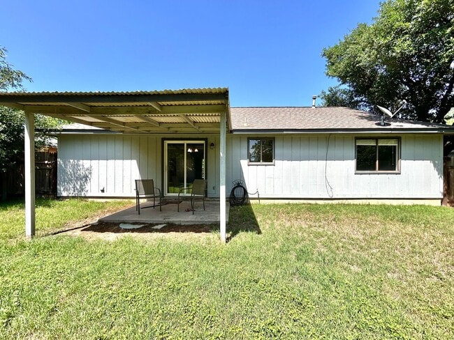Building Photo - Nice & Cozy 2/BR 1/BA Home with Fenced Yar...
