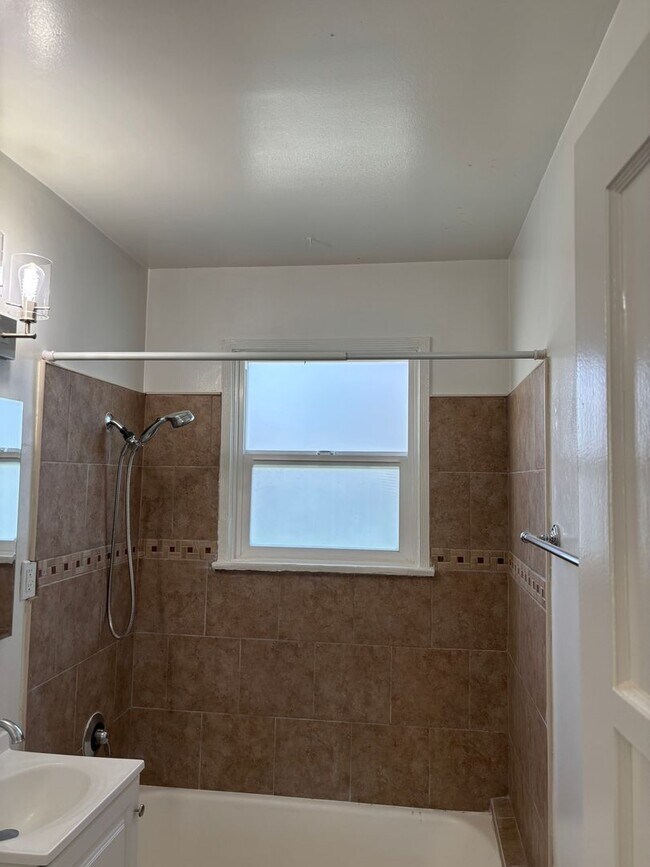 Building Photo - Western, 1151-1153