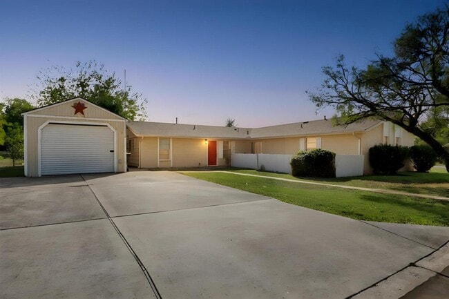 Building Photo - 2405 Parker Cir